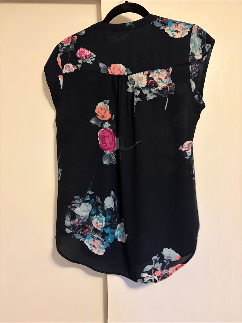 EUC | Black Rainn Navy Floral Pintuck Cap-Sleeve Top - Picture 6 of 6